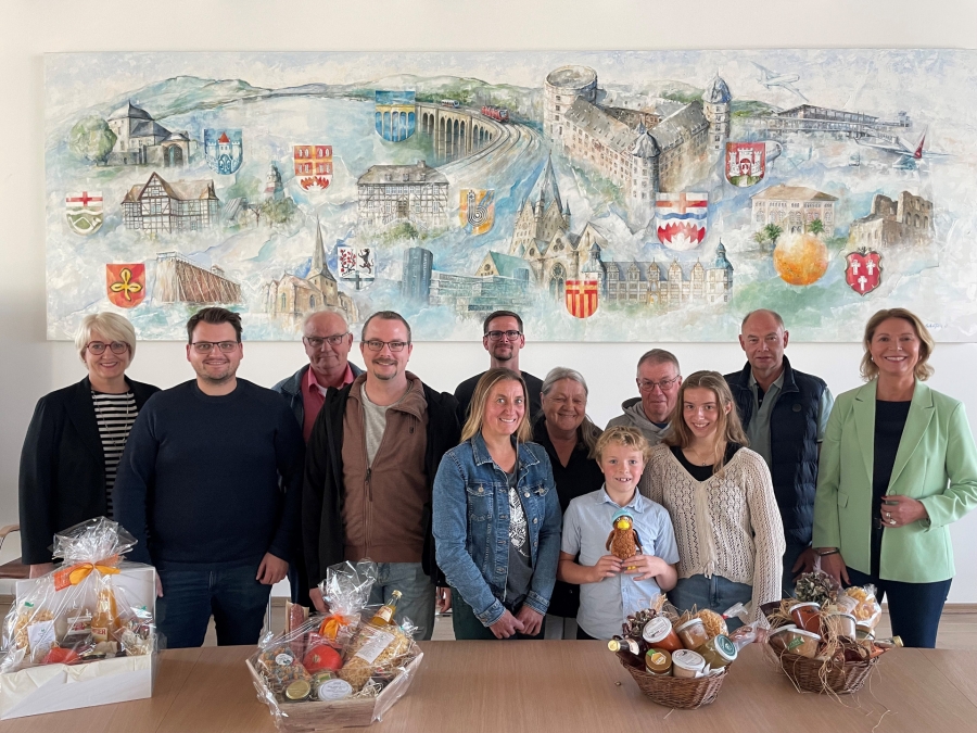 Strahlende Preisträger im Paderborner Kreishaus: Annette Mühlenhoff (allg. Vertreterin des Landrates), Patrick Peters, Hermann Wolter und Denis Wolter, Juri Andreas, die Familienpreis-Gewinner/innen Kirsten, Ursula, Jonas, Jürgen und Alina Sander sowie Stefan Stüker und Edith Rehmann-Decker (Amtsleiterin Wirtschaft & Tourismus, v.l.). © Kreis Paderborn Strahlende Preisträger im Paderborner Kreishaus: Annette Mühlenhoff (allg. Vertreterin des Landrates), Patrick Peters, Hermann Wolter und Denis Wolter, Juri Andreas, die Familienpreis-Gewinner/innen Kirsten, Ursula, Jonas, Jürgen und Alina Sander sowie Stefan Stüker und Edith Rehmann-Decker (Amtsleiterin Wirtschaft & Tourismus, v.l.). © Kreis Paderborn